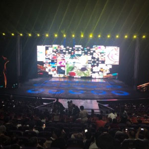 大屏幕上正在播放签到3d动画图片