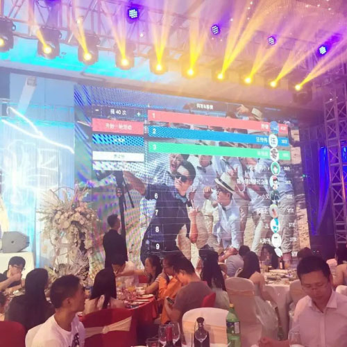 婚礼现场使用摇一摇互动比赛图片
